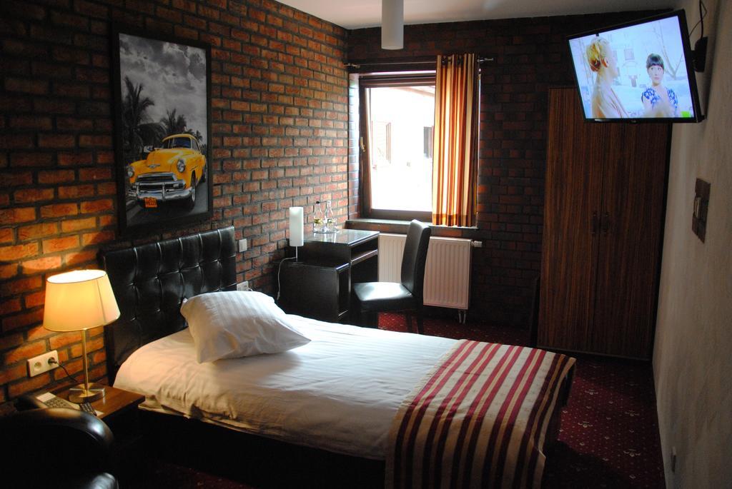 Amadeus Hotel Zielona Gora Oda fotoğraf